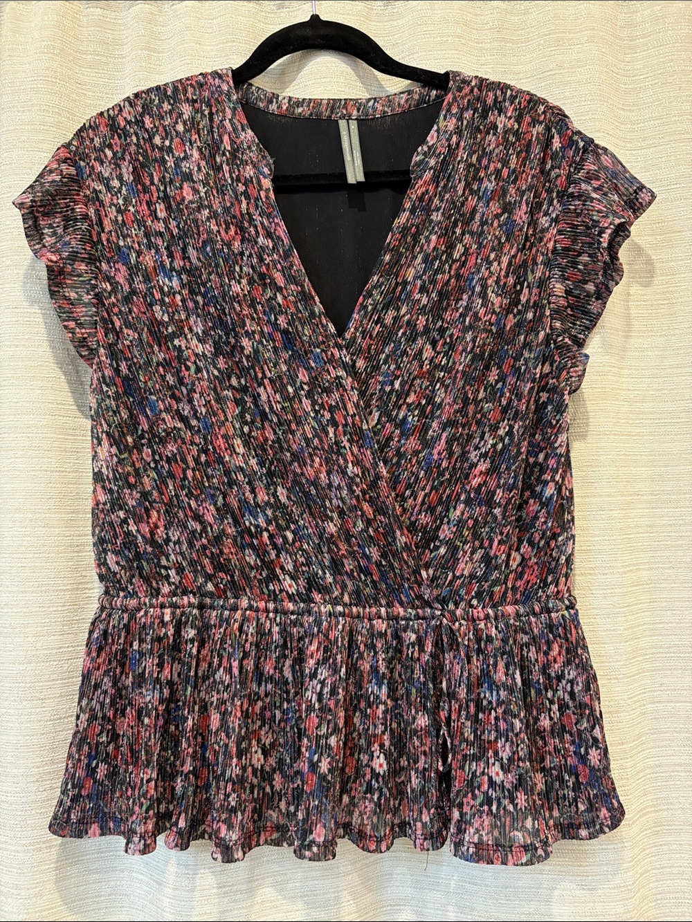 Medium Anthropologie Floral Wrap V-Neck Top with Flutter Sleeves in Pink-Black
